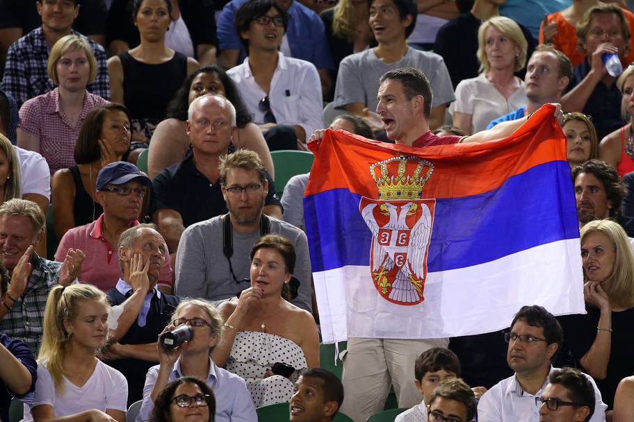 Un supporter di Djokovic mostra la bandiera serba (Getty Images)